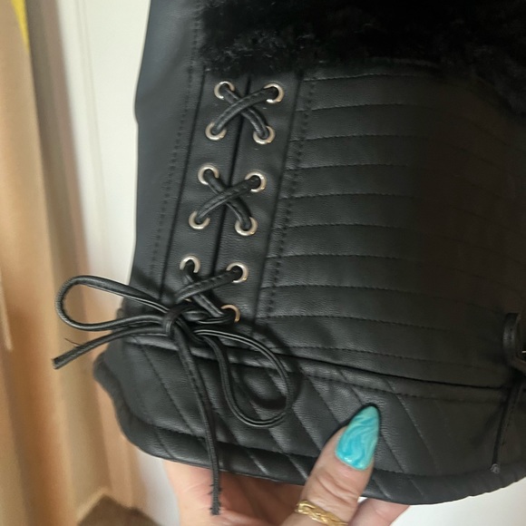 🖤GUESS NEW W/O TAGS🎁FAUX LEATHER AN FUR VEST🖤SO BEAUTIFUL 🖤 - Picture 8 of 10